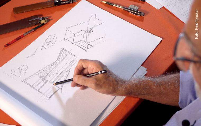 Candido Dutra, arquiteto desenha um esboço do Museu Casa Kubitscheck