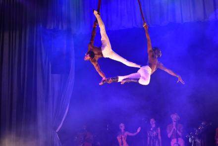 fotografia do espetáculo Duo, dois artistas estão pendurados em cordas em uma apresentação circense
