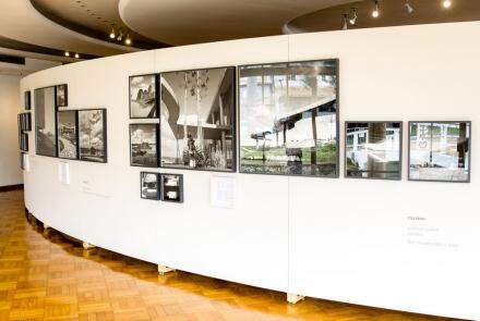 Imagem mostra painel expositivo com diversas fotos de Gautherot em preto e branco.