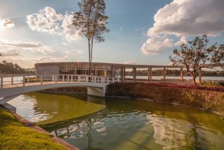 A entrada é ligada por uma ‘passarela’ que nos leva a percorrer os jardins em plena comunicação com os elementos naturais predominantes: a água e a terra. Tomando um caminho sinuoso, grande parte deste percurso é acompanhado pelos azulejos monocromáticos atribuídos a Paulo Werneck. Foto: Qu4rto Studio/Acervo Belotur
