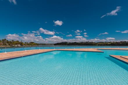Juntamente com a Igreja São Francisco de Assis, a Casa do Baile e o Cassino - hoje Museu de Arte da Pampulha – o clube se somava aos esforços de fazer com que a Pampulha se estabelecesse como polo de atração e inserção de Belo Horizonte no circuito nacional de shows e de atração de público. Foto: Qu4rto Studio/Acervo Belotur