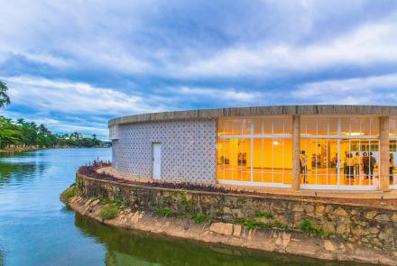 A Casa do Baile foi inaugurada em novembro de 1942 para abrigar um restaurante, um salão com mesas, pista de dança, cozinhas e toaletes. Situada numa ilha artificial, ligada por uma pequena ponte de concreto à orla. Foto: Acervo Fundação Municipal de Cultura