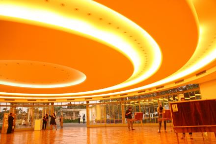 O antigo salão de baile hoje é um espaço para exposições e abriga um auditório com capacidade para 53 pessoas. Foto: Acervo Belotur