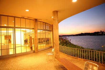 Referência da moderna arquitetura brasileira, seu projeto original e seu paisagismo foram concebidos por Oscar Niemeyer e Roberto Burle Marx, respectivamente. Foto: Acervo Belotur