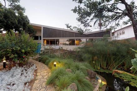 Nos fundos da casa principal, próximo a piscina foi construída uma casa menor, com três quartos, duas salas e um banheiro, que era utilizada por JK como escritório. Aquele era um dos lugares preferidos de Juscelino Kubitschek, ali ele “costumava trabalhar e atender os telefonemas tomando sol na piscina.” Foto: Antônio Vitor Campo Maia / Acervo Belotur