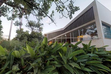 A residência foi projetada de modo a preservar ao máximo a intimidade da família Kubitschek, objetivo alcançado tanto por meio da estratégia de recuo da casa para o fundo do terreno, quanto pela criação do jardim de Roberto Burle Marx na entrada da residência e da setorização dos seus espaços internos. Foto: Antônio Vitor Campo Maia / Acervo Belotur