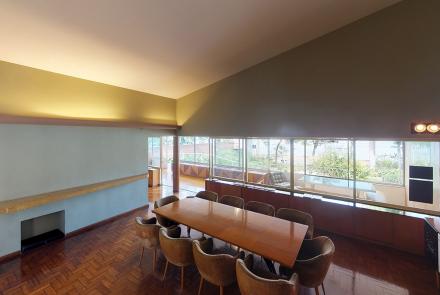 Para que tal empreitada tivesse sucesso, JK deu o exemplo. Incentivando o desenvolvimento habitacional da Pampulha, como parte do projeto do conjunto arquitetônico, encomendou a Oscar Niemeyer a construção de uma residência de campo para seu uso pessoal à orla da lagoa. Foto: Antônio Vitor Campo Maia / Acervo Belotur