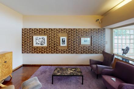 No interior da casa a organização dos espaços e os detalhes na decoração incrementada pelos painéis de Alfredo Volpi e Paulo Werneck, revelam os traços da arquitetura moderna de Oscar Niemeyer e suas parcerias. Foto: Antônio Vitor Campo Maia / Acervo Belotur