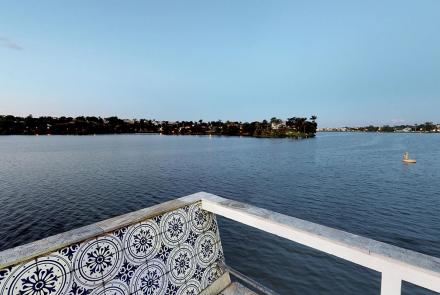 Construído em 1942 e tombado em 1994 pelo Iphan, a arquitetura do Iate Tênis Clube (ITC) remete a um barco que se lança nas águas da Pampulha. Foto: Antônio Vitor Campo Maia / Acervo Belotur