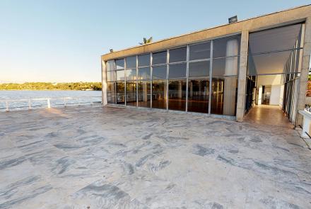 A fachada em forma de proa é inspirada em imagens náuticas popularizadas pelo artista Le Corbusier. Foto: Antônio Vitor Campo Maia / Acervo Belotur