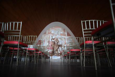 Cândido Portinari criou o painel externo em azulejo azul e branco que retrata cenas da vida de São Francisco, além do mural do altar principal, os 14 pequenos quadros da Via Sacra e o painel em cerâmica que reveste o púlpito, na parede exterior do batistério e no balcão da Igreja São Francisco de Assis: Roberto Castro / Acervo MTur