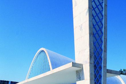 As linhas curvas da igreja encantaram artistas e arquitetos, mas escandalizaram vários setores da sociedade. Autoridades eclesiásticas não permitiram, por muitos anos, a consagração da capela Foto: Acervo Belotur