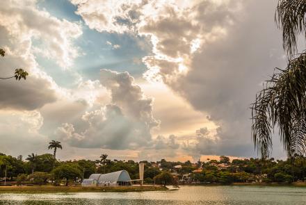 É considerada a obra-prima do conjunto. No projeto da capela Oscar Niemeyer faz novos experimentos em concreto armado, abandonando a laje sob pilotis e criando uma abóbada parabólica em concreto, até então só utilizada em hangares. Foto: Acervo Belotur