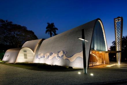 Erguida em 1943, a igreja de São Francisco de Assis, na região da Pampulha, em Belo Horizonte, é considerada um marco na história da arquitetura brasileira. Foto: Marcelo Rosa / Acervo Belotur