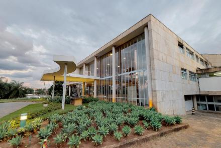 O desenho tem concepção inspirada no trabalho do arquiteto francês Le Corbusier, que esteve no Brasil na década anterior para a construção do prédio do Ministério da Educação, no Rio de Janeiro, considerado o primeiro exemplar da arquitetura modernista no Brasil. O jovem Niemeyer trabalhou com ele no projeto carioca. Foto: Antônio Vitor Campos Maia/Acervo Belotur