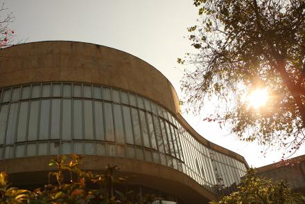 O local apresenta uma composição de espaços livres e cenográficos, o uso de perspectivas nas paredes espelhadas e um original jogo de curvas e rampas. Foto: Acervo Belotur