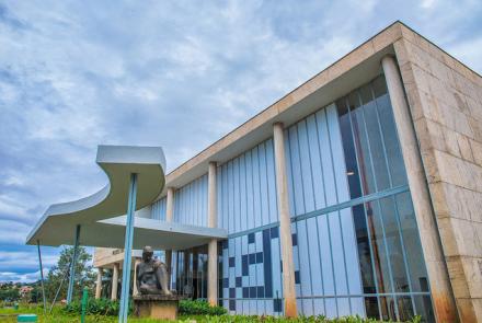 Toda exposição promovida pelo MAP requer um trabalho de mudança da estrutura das salas, como a colocação de paredes falsas para bloquear a passagem da luz externa. Foto: Acervo Fundação Municipal de Cultura