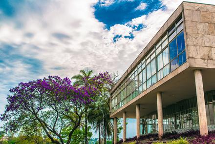 Todo o edifício é circundado pelos jardins do paisagista Burle Marx. Logo na entrada, está a monumental escultura em bronze, intitulada Nu, de August Zamoiski. No jardim interno, mais duas estátuas decoram o ambiente: O Abraço, de Alfredo Ceschiatti, e Pampulha ou Figura Alada, de José Alves Pedrosa. Próximo à lagoa, fica a obra A Porta, de Amilcar de Castro. Foto: Ricardo Laf/Acervo PBH
