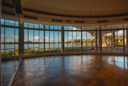 Como espaço de lazer e entretenimento nas noites belo-horizontinas, a Casa do Baile logo se tornou palco de atividades musicais e dançantes frequentada pela sociedade mineira. A proibição do jogo em 1946, resultou no fechamento do Cassino, atual Museu de Arte da Pampulha - MAP, refletindo sobre a vizinha Casa do Baile, que também foi obrigada a encerrar suas atividades em 1948. Foto: Qu4rto Studio / Acervo BeloturMTur